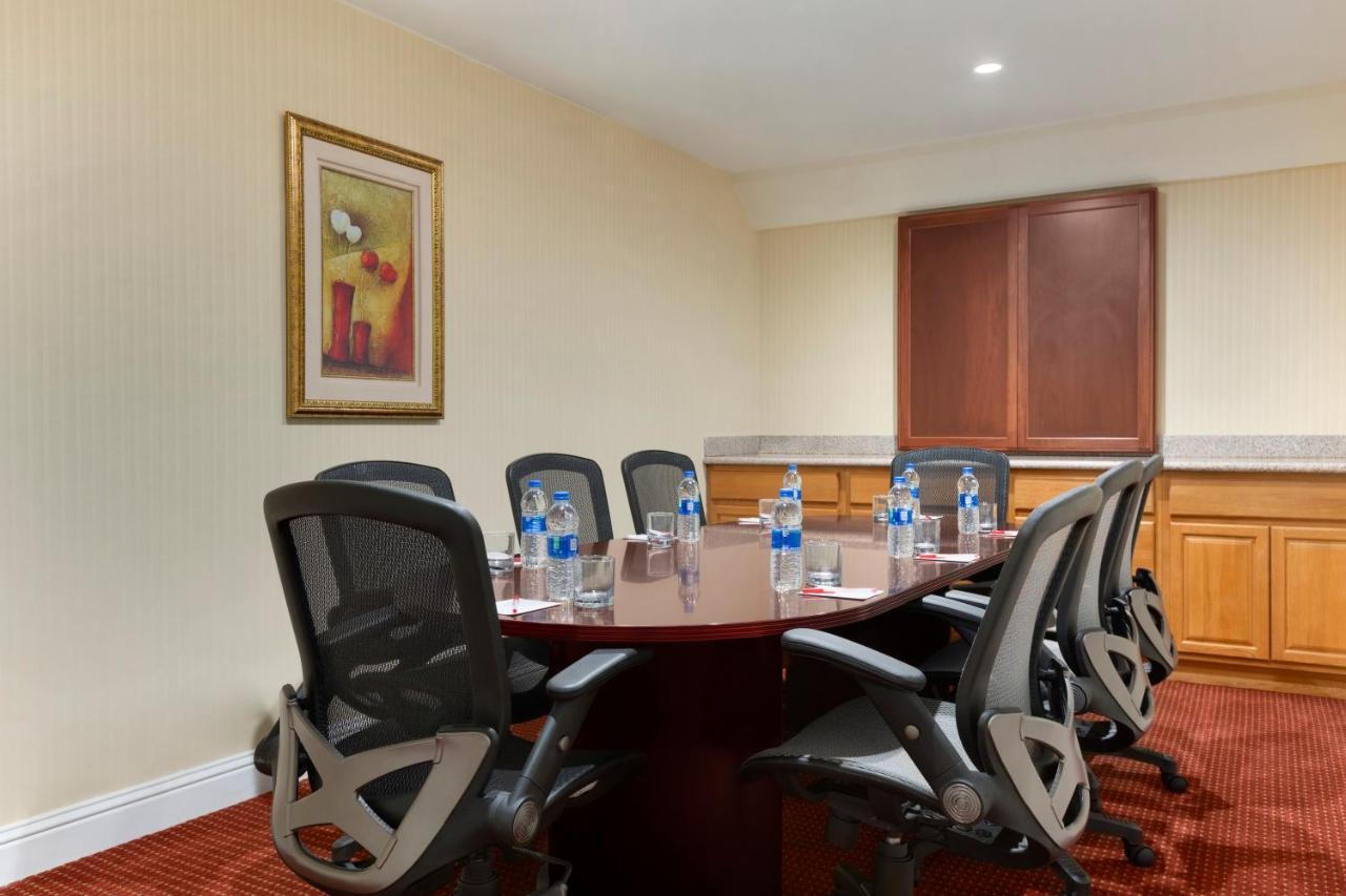 Ramada By Wyndham Oakland Downtown City Center Экстерьер фото