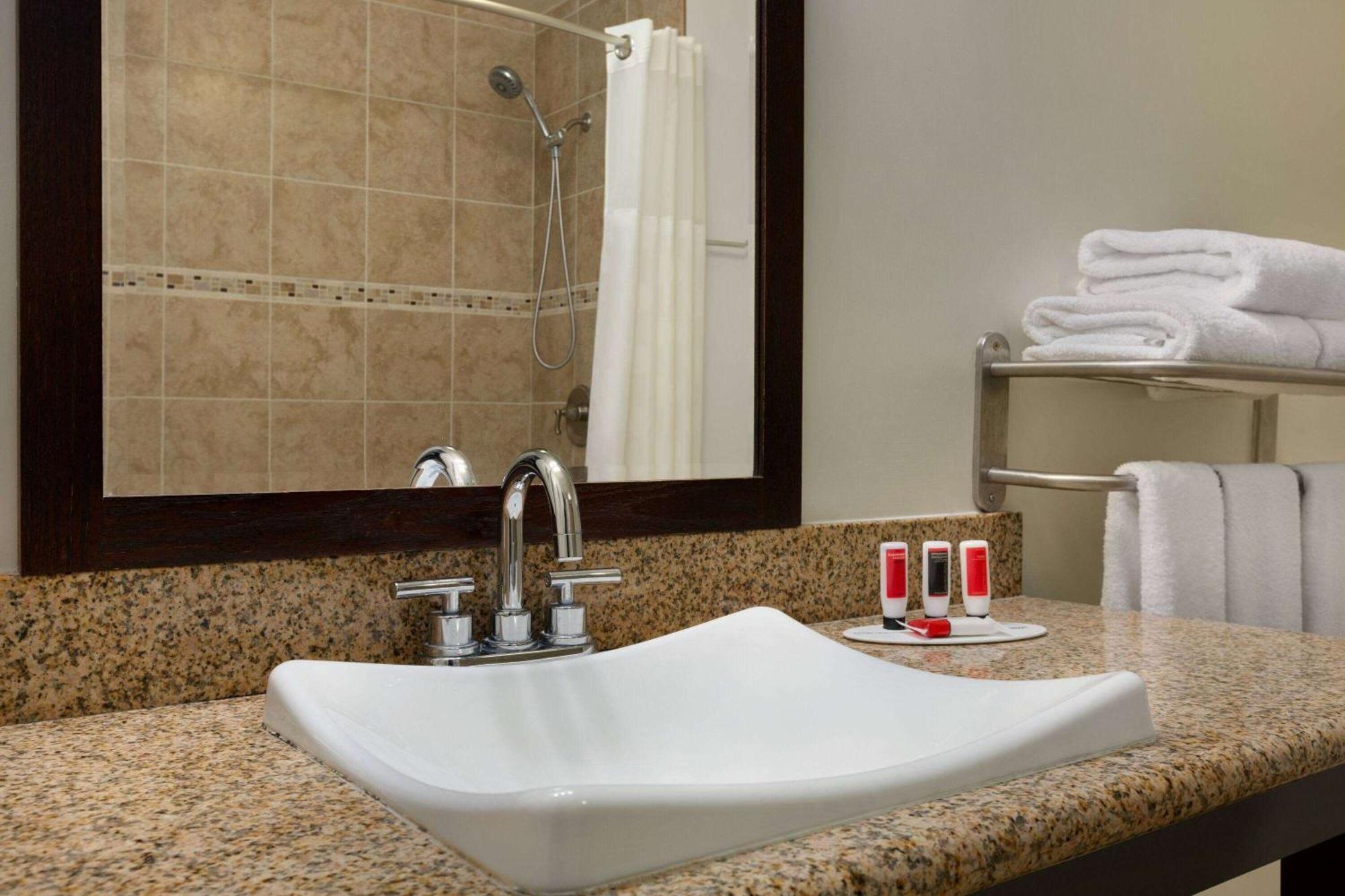 Ramada By Wyndham Oakland Downtown City Center Экстерьер фото