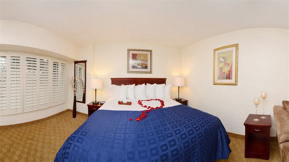 Ramada By Wyndham Oakland Downtown City Center Экстерьер фото